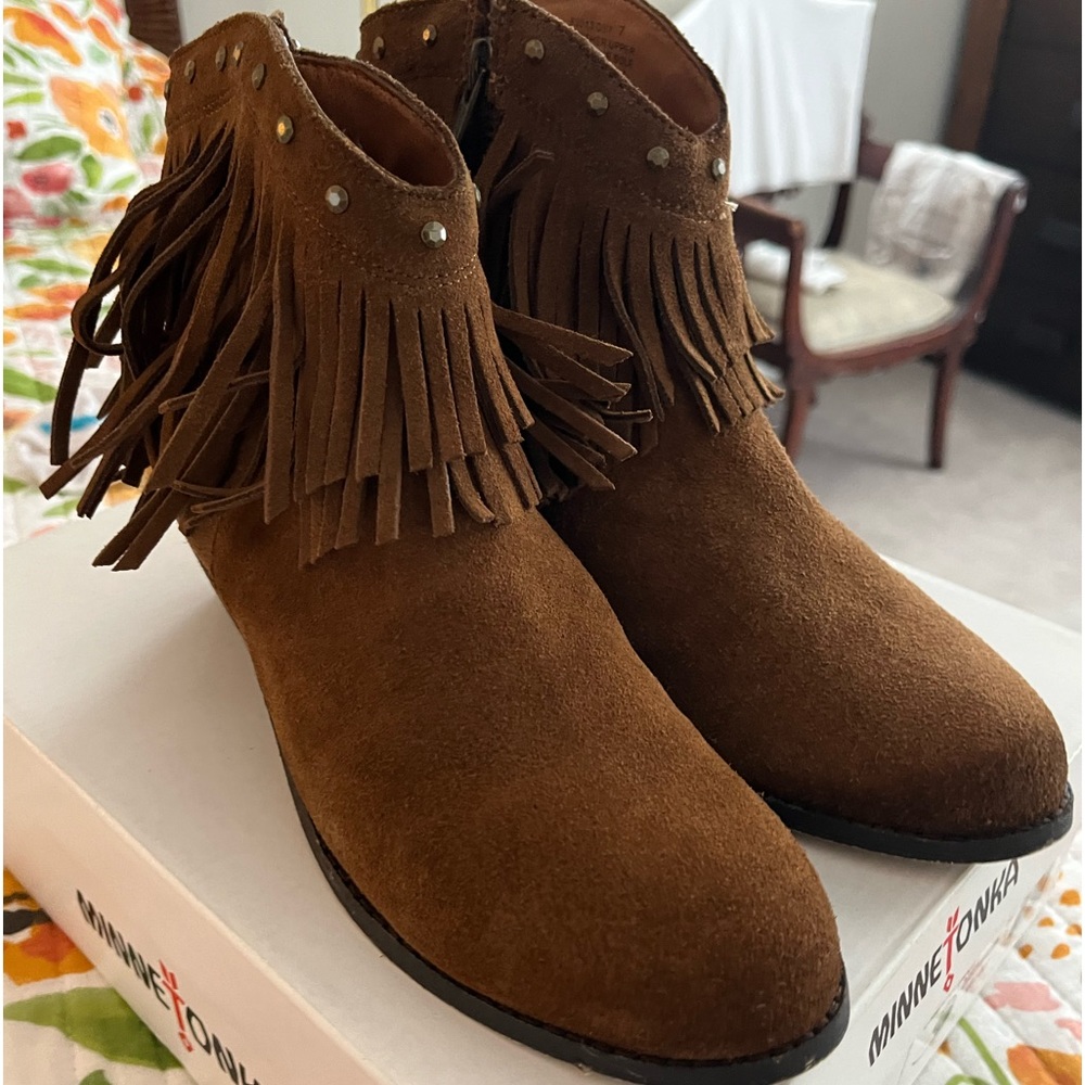 Minnetonka tan suede fringe booties